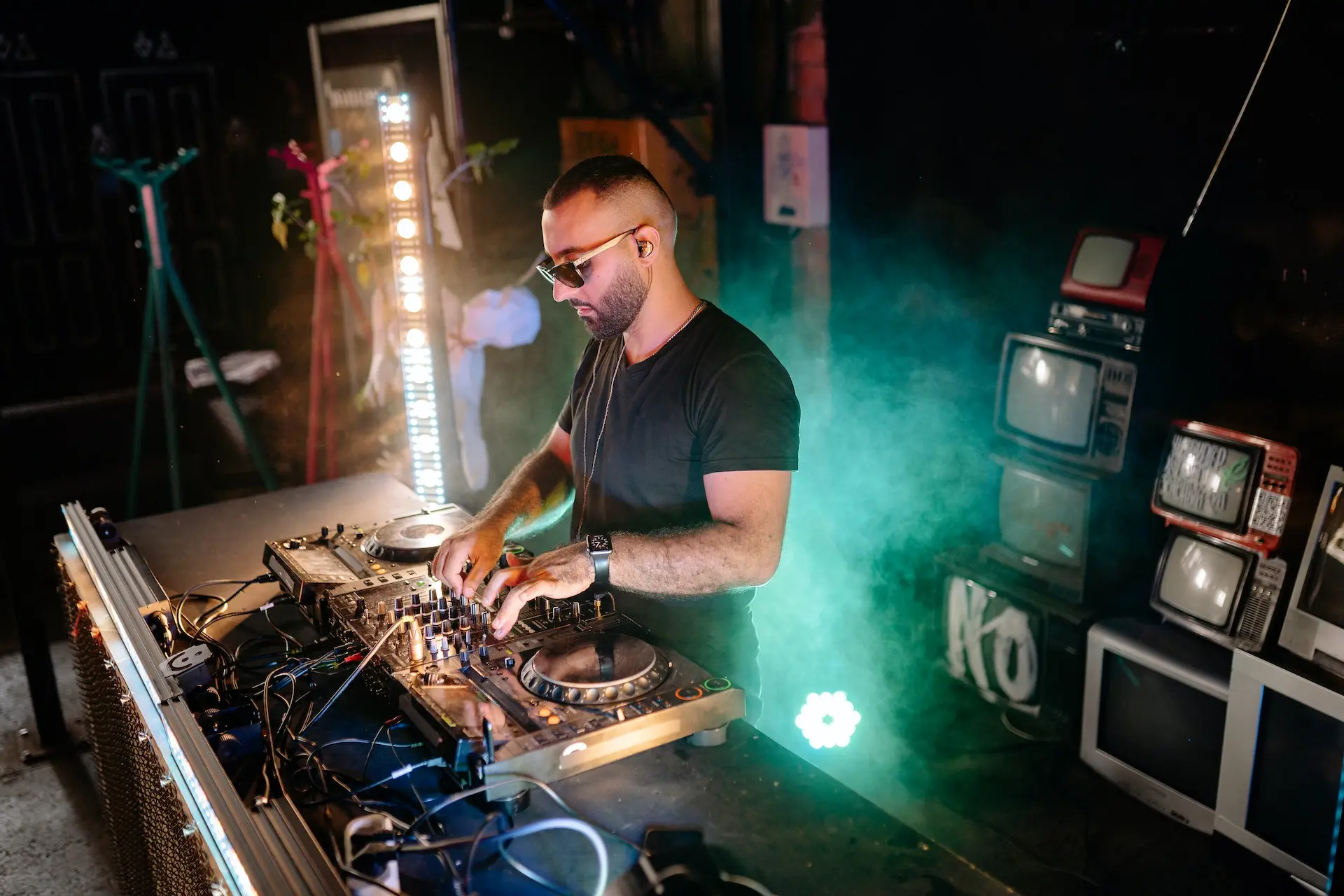 The Hottest DJ Sets: Setting the Stage for an Unforgettable Event